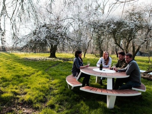 Komunitní ovocný sad s lavičkami a piknikovými terasami