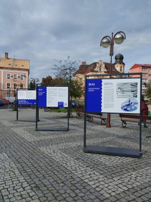 Komunikační panely na Poštovním náměstí